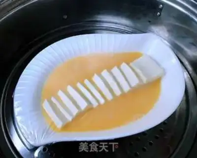 Make Squeeze the meat sauce and steam the eggs step 4