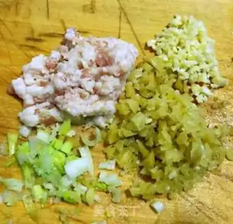 Make Squeeze the meat sauce and steam the eggs step 5