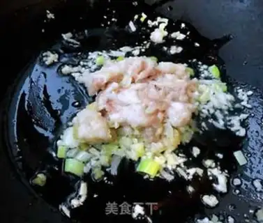 Make Squeeze the meat sauce and steam the eggs step 6
