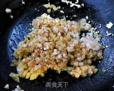 Make Squeeze the meat sauce and steam the eggs step 7