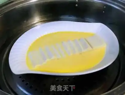 Make Squeeze the meat sauce and steam the eggs step 9