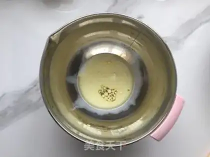 Make Sesame pine roll step 1