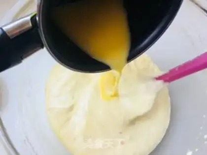 Make Katy cat lemon sponge step 12