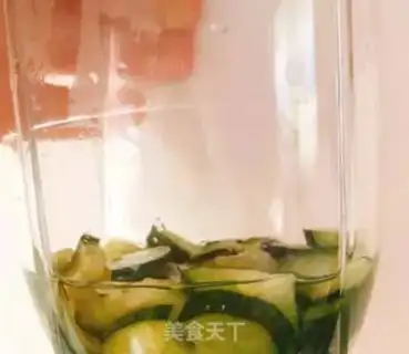 Make cucumber omelet powder step 1