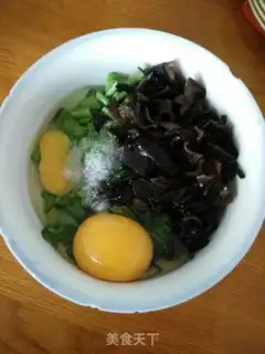 Make Scrambled eggs step 1