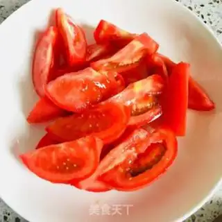 Make Tomato fried eggs step 1
