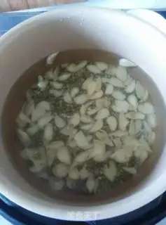 Make Green bean lily rice soup step 1