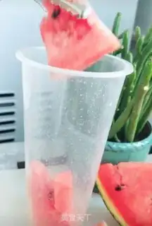 Make Watermelon strawberry milk and tea step 0