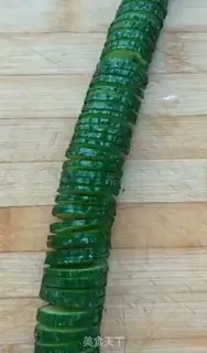 Make cucumber pickles step 1