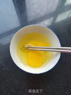 Make Scrambled eggs step 1