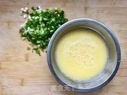 Make Onion steamed eggs step 1