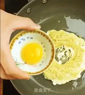 Make Net-red gold noodles step 4