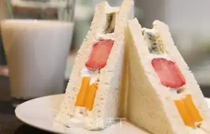 Make Fruit sandwich step 1