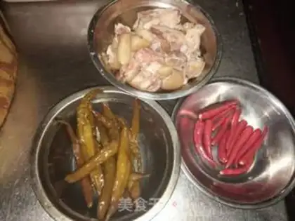 Make Sour pepper steamed pig feet step 0