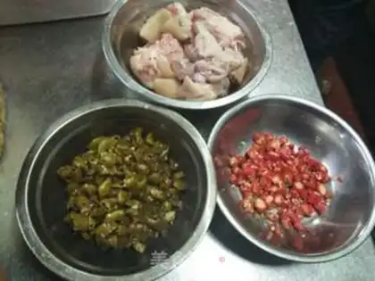Make Sour pepper steamed pig feet step 1