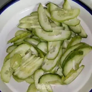 Make cucumber fried eggs step 0