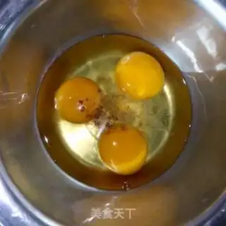 Make cucumber fried eggs step 1
