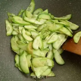 Make cucumber fried eggs step 4