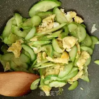Make cucumber fried eggs step 5