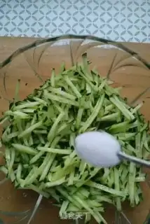 Make cucumber omelet step 1