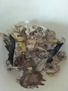 Make Frozen chickens with mushrooms step 1