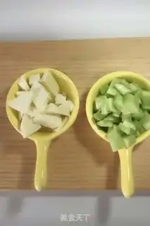 Make cucumber omelet cheese noodles step 1
