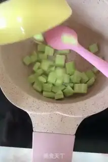 Make cucumber omelet cheese noodles step 2
