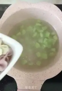 Make cucumber omelet cheese noodles step 4