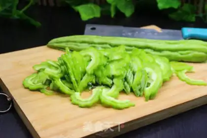 Make Spicy, spicy eggs step 1
