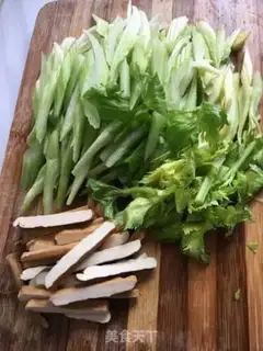 Make Celery fried beans step 1