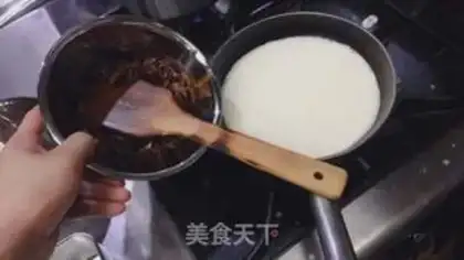 Make Onion cream soup with butter bread step 3