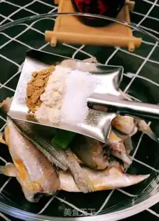 Make Dried and fried yellowfish step 1