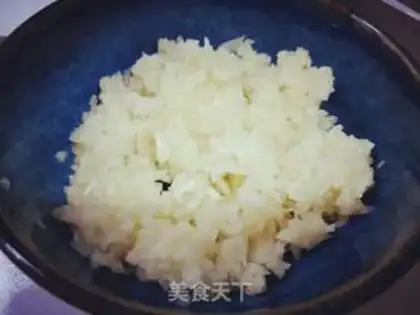 Make A garlic fan with a shrimp back step 1