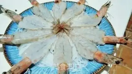 Make A garlic fan with a shrimp back step 3