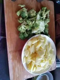 Make Potato chips and broccoli step 0