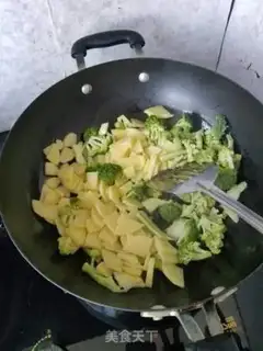 Make Potato chips and broccoli step 2