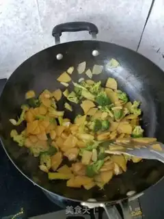 Make Potato chips and broccoli step 4