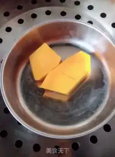 Make Pumpkin steamed eggs step 0