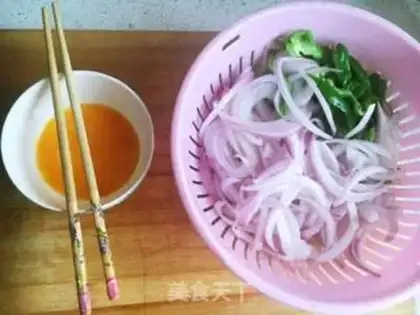 Make Onion pepper fried eggs step 1