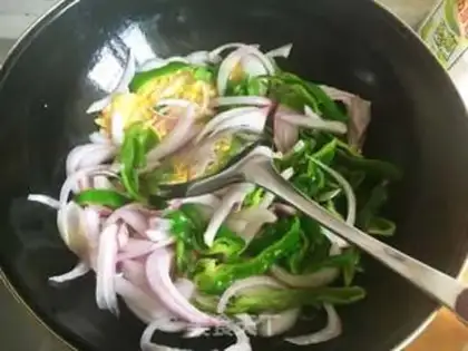 Make Onion pepper fried eggs step 3