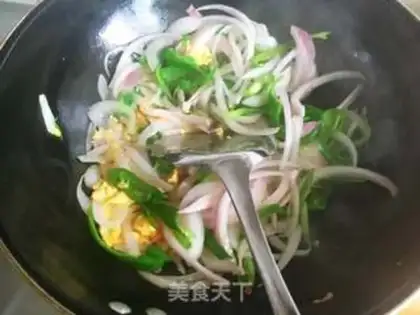 Make Onion pepper fried eggs step 4