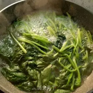 Make Spicy spinach step 1