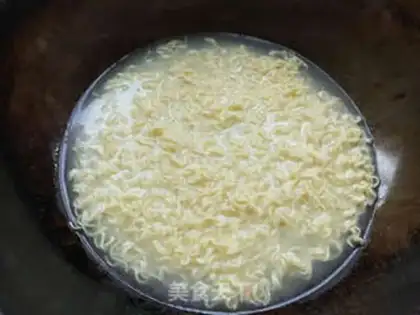 Make Black pepper omelet noodles step 0