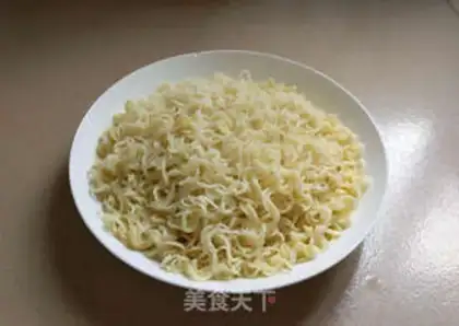 Make Black pepper omelet noodles step 1