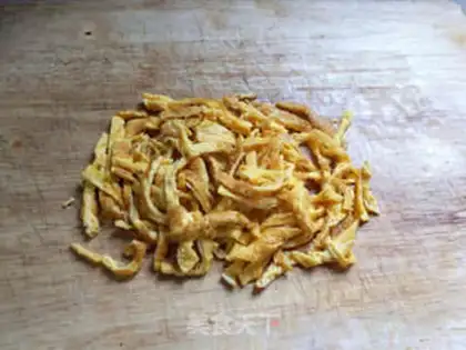 Make Black pepper omelet noodles step 4