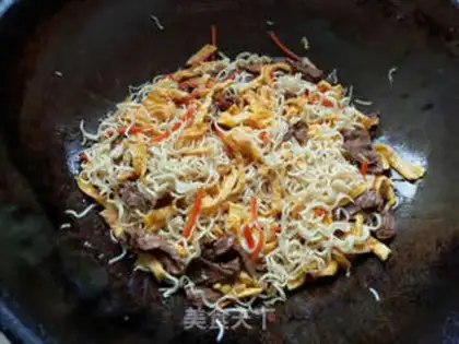 Make Black pepper omelet noodles step 6