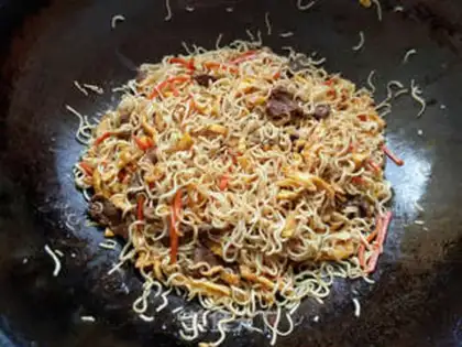 Make Black pepper omelet noodles step 7