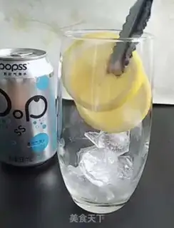 Make cucumber lemon bubble water step 1