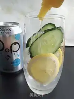 Make cucumber lemon bubble water step 4