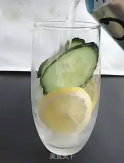 Make cucumber lemon bubble water step 5